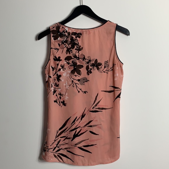 Le Chateau light pink floral sleeveless blouse - Picture 5 of 5